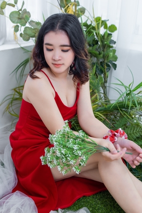 性感少女吊带睡衣人体写真图片